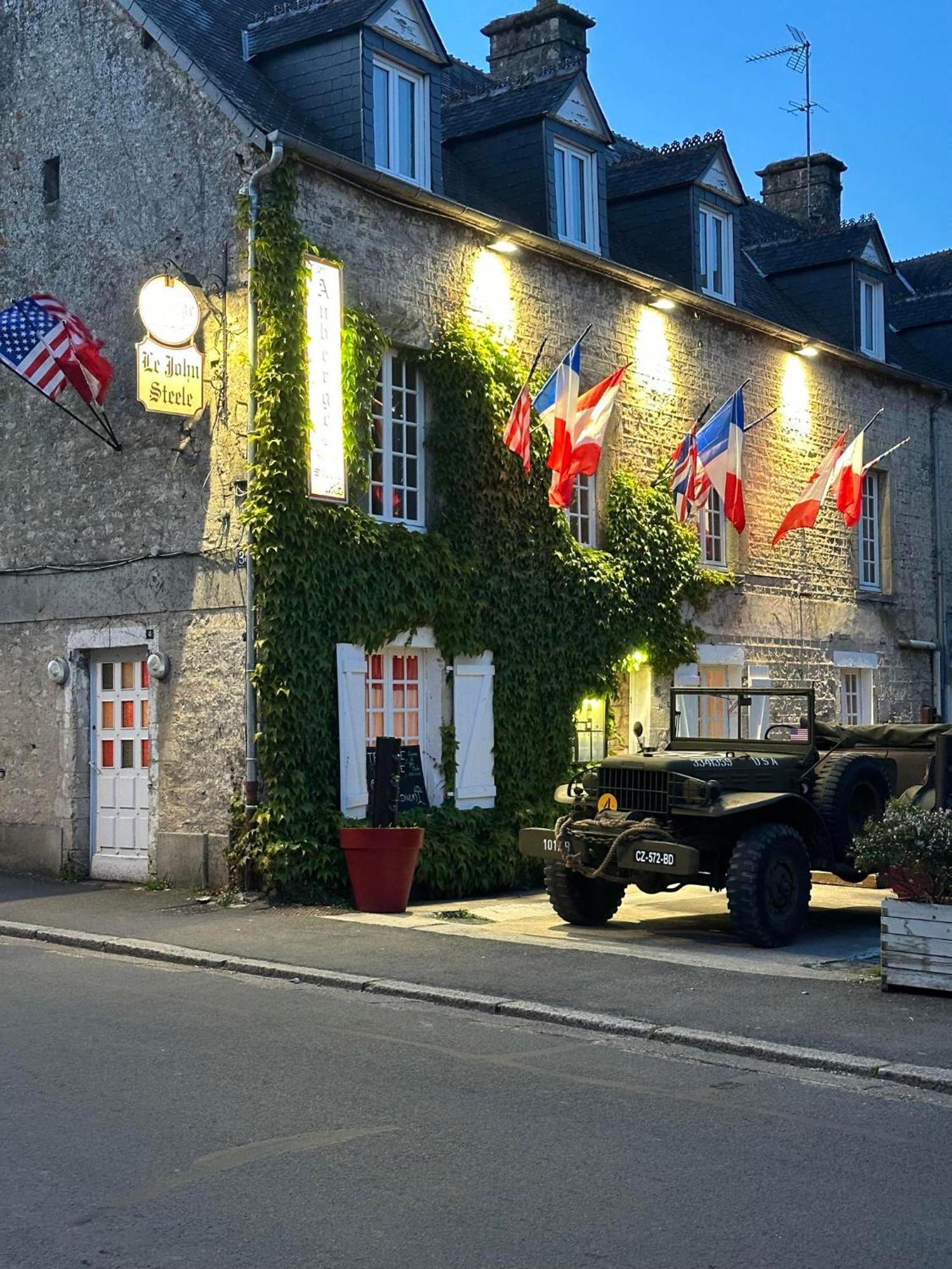 Auberge Le John Steele Sainte-Mere-Eglise Ngoại thất bức ảnh